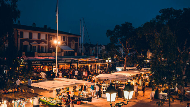 Marché nocturne Port Grimaud